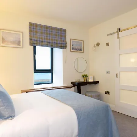 The House Hotel *